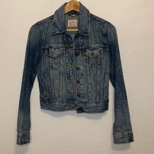 Levi’s distressed jean jacket size xs